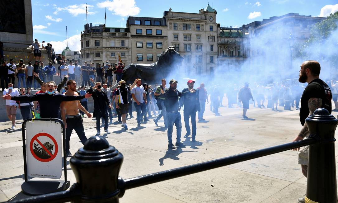Manifestantes nacionalistas e contra o racismo entram em confronto na Trafalgar Square, em Londres Foto: DYLAN MARTINEZ / REUTERS