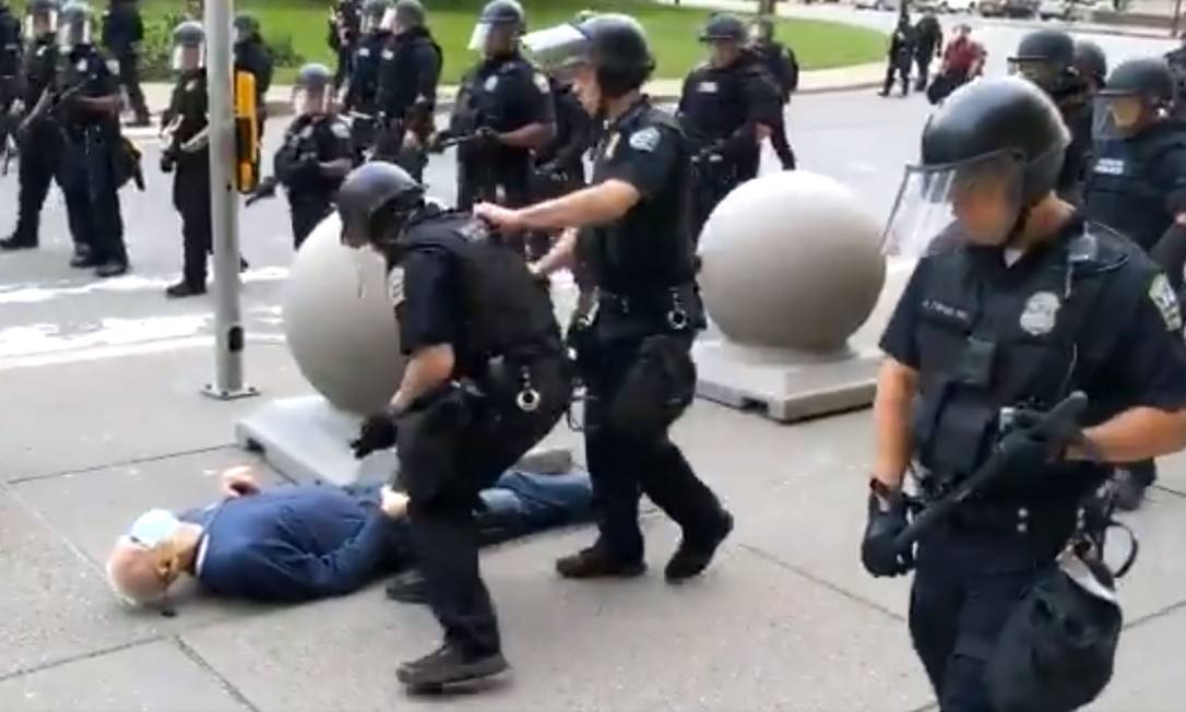 Policiais empurram manifestante de 75 anos durante protesto em Bufallo, no estado de Nova York, em 4 de junho; dois agentes foram processados por agressão Foto: REPRODUÇÃO DE VÍDEO / AFP/4-6-2020