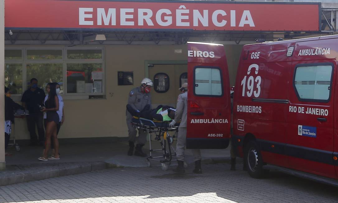 Agentes chegaram no hospital em macas Foto: FABIANO ROCHA / Agência O Globo