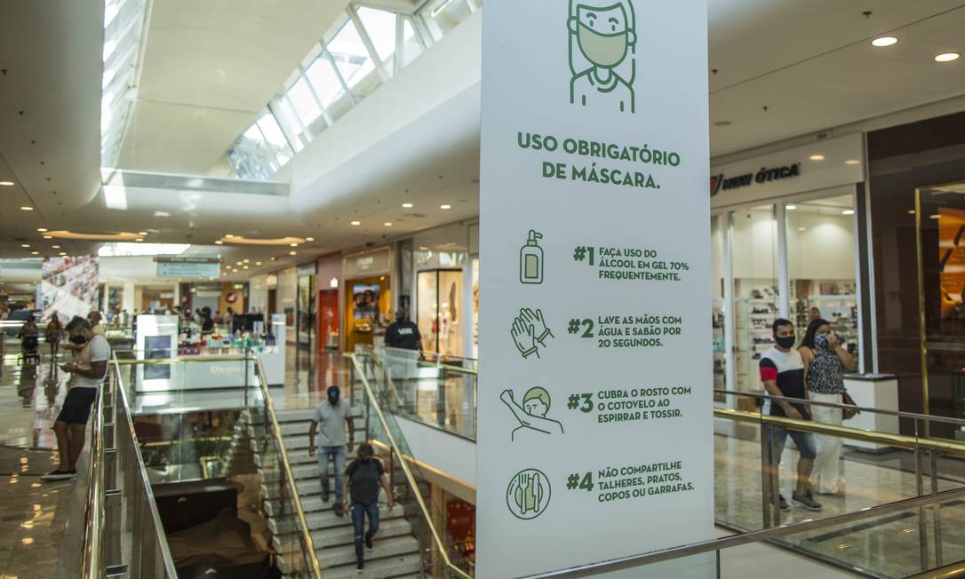 Sinalização em shopping após decreto de flexibilização da quarentena no Estado do Rio Foto: Guito Moreto / Agência O Globo