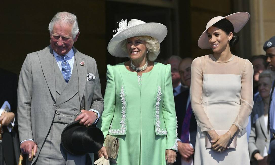 Meghan com o príncipe Charles e Camilla Parker Bowles Foto: Dominic Lipinski / AP