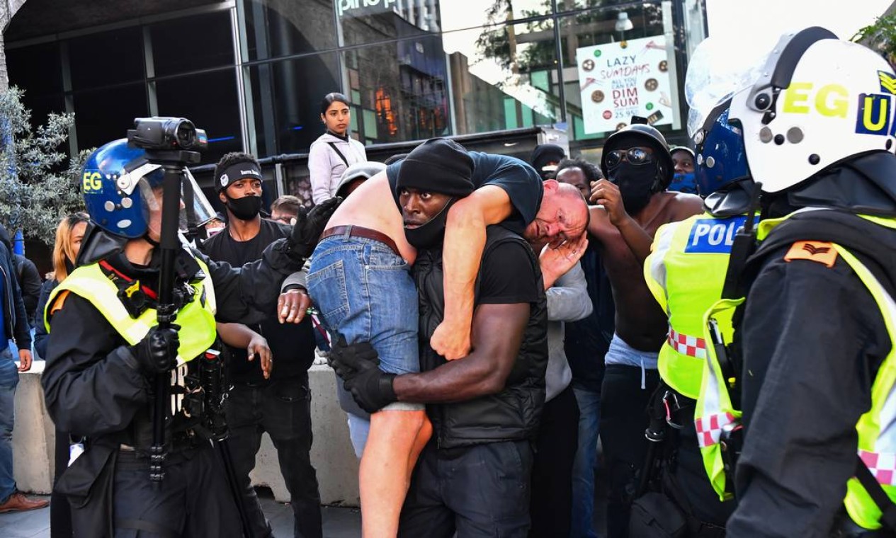 Junho - Patrick Hutchinson, apoiador do Movimento "Black Lives Matter", salvou um supremacista da extrema-direita ferido após confrontar manifestantes em Londres, Reino Unido Foto: DYLAN MARTINEZ / REUTERS - 13/06/2020