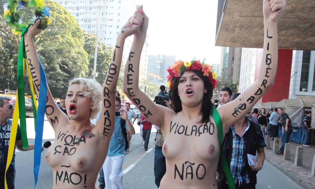 Sara Giromini em manifestação do grupo Femen, no Museu de Arte de São Paulo (Masp). Todas participantes do Femen passam por meses de rigoroso treinamento antes de ir a campo, de topless Foto: Eliária Andrade / Agência O Globo - 29/07/2012