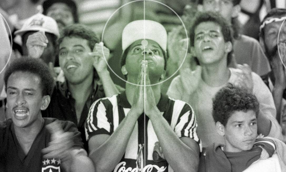 Torcedor do Botafogo faz oração na arquibancada do Maracanã Foto: Miriam Fichtner/21.06.1989