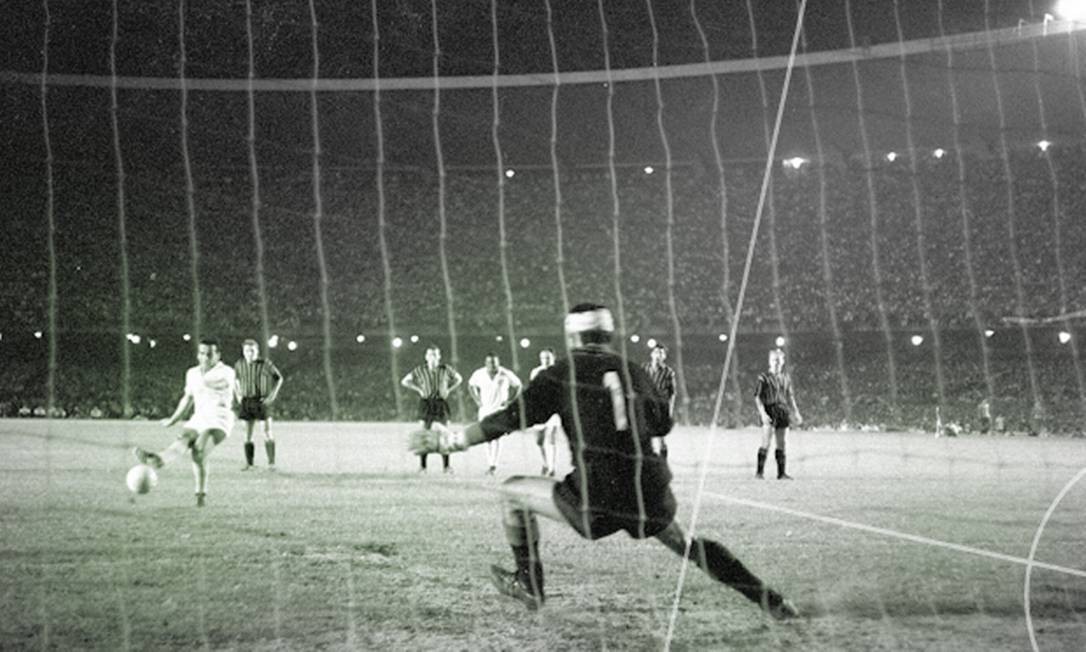 Mais de 120 mil assistiram à vitória do Santos sobre o Milan no Maracanã Foto: Arquivo/16.11.1963