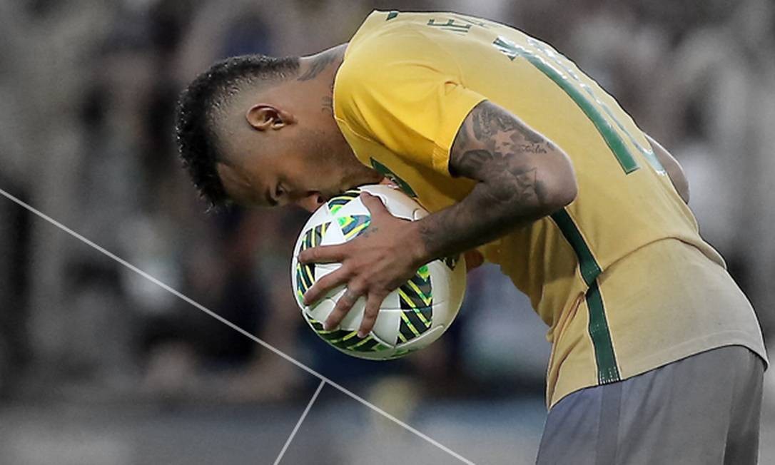 Neymar beija a bola antes de garantir o ouro olímpico para o Brasil Foto: Marcelo Theobald/20.08.2016