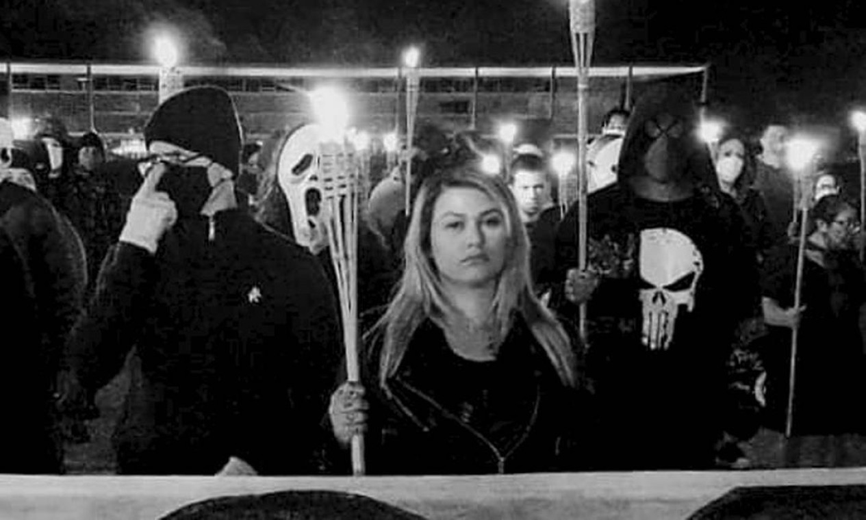 Apesar da separação do grupo Femen, Sara continuou se apropriando simbolismo neonazista, como na marcha dos "300 do Brasil", quando cerca de 30 pessoas protestaram com tochas à la Ku Klux Klan Foto: Agência O Globo