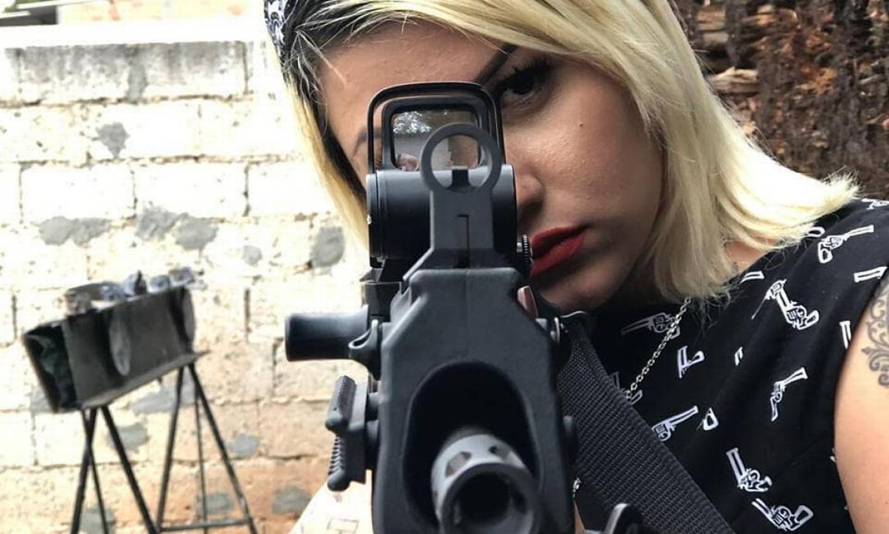 Da Ucrânia à extrema-direita brasileira: Sara Giromini passou a simpatizar com o discurso armamentista do clã Bolsonaro Foto: Reprodução / Instagram