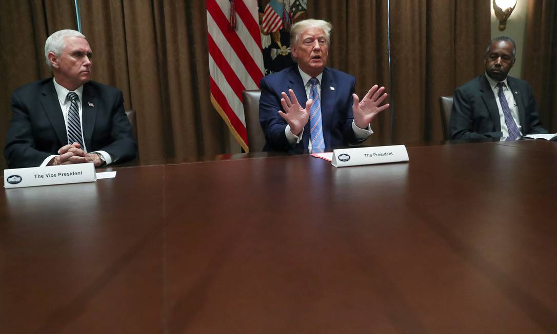 Donald Trump fala com jornalistas na Casa Branca Foto: LEAH MILLIS / REUTERS