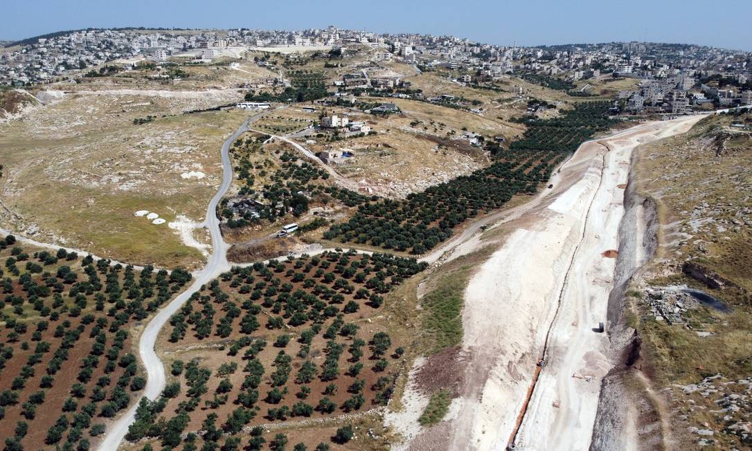 Imagem aérea mostra construção de estrada em território ocupado por Israel Foto: AMMAR AWAD / REUTERS