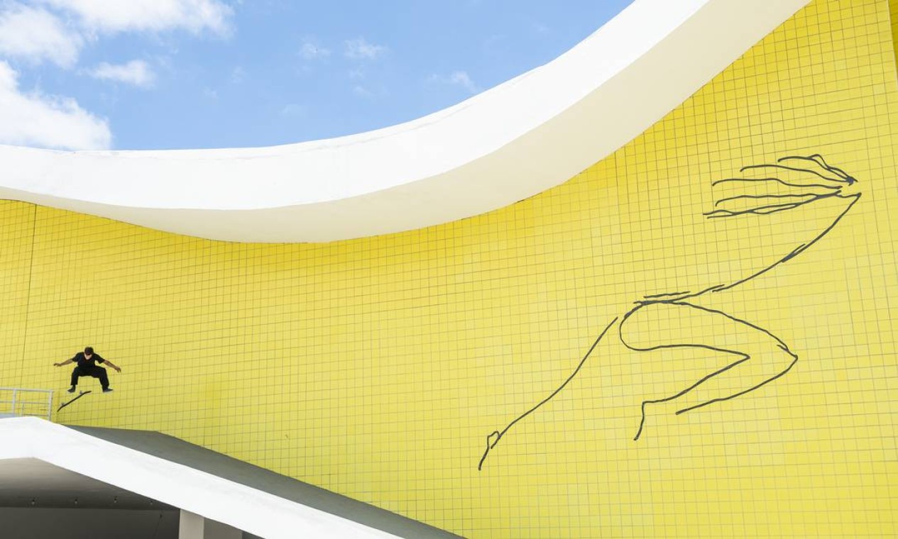 Murilo Peres na rampa da fachada do Teatro Popular Orcar Niemeyer. Foto: Marcelo Maragni/Red Bull Content Pool