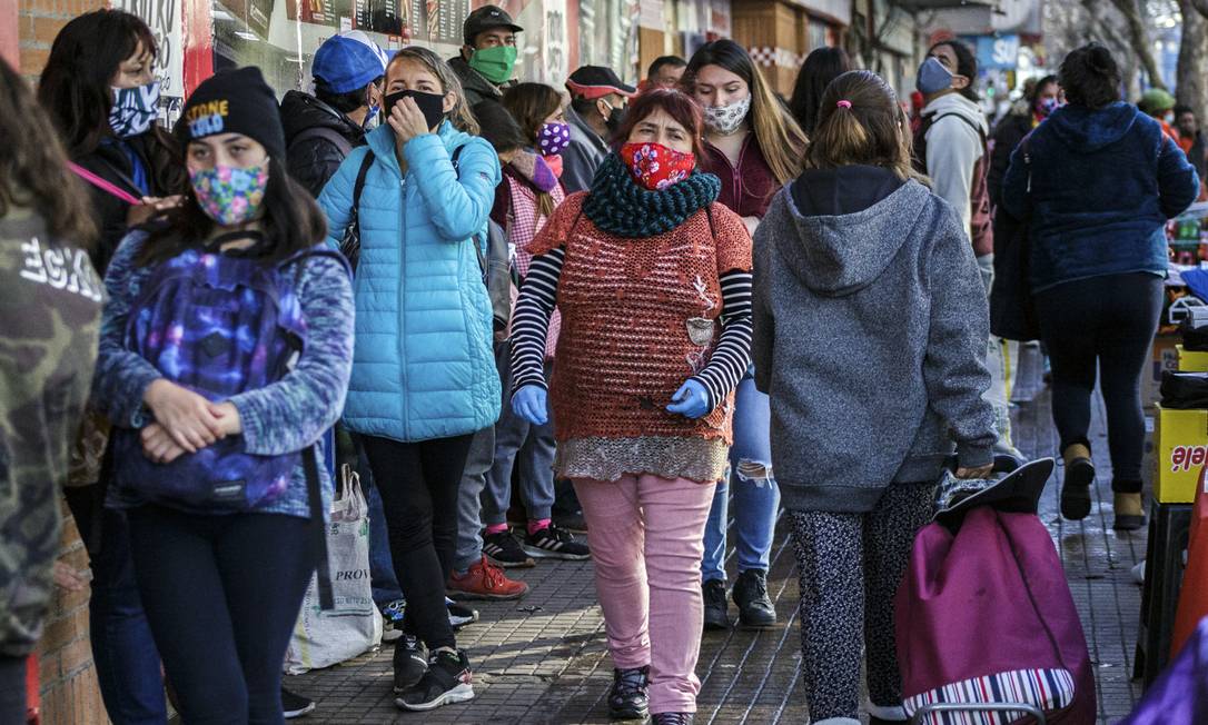 Chilenos fazem fila para entrar em supermercado na cidade de Valparaiso Foto: ADRIANA THOMAS CARBALLO / AFP