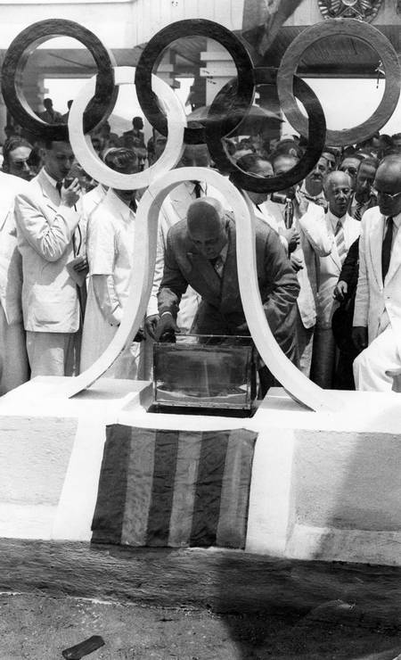 O então prefeito do Distrito Federal do Rio de Janeiro, general Angelo Mendes de Moraes, durante o lançamento da pedra fundamental do Estádio Municipal, em janeiro de 1948 Foto: Arquivo / Agência O Globo