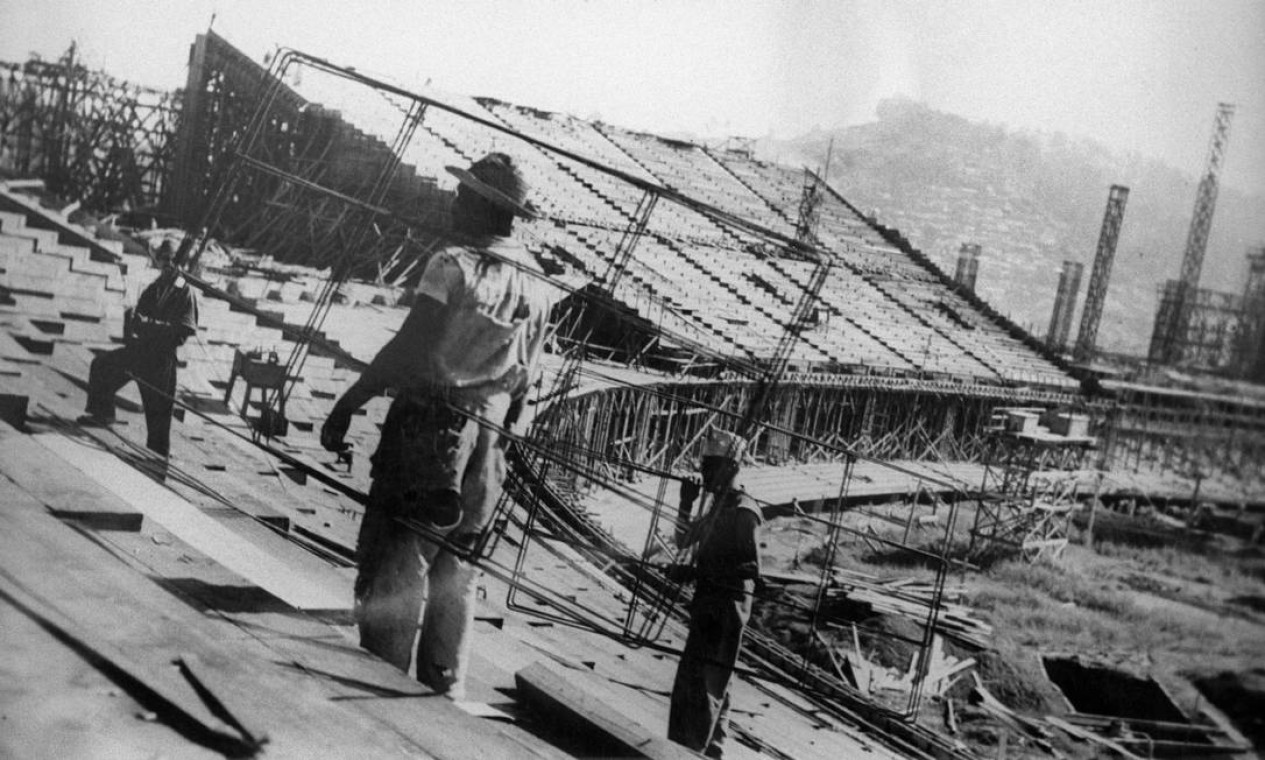 Construção do Maracanã, erguido para sediar jogos da Copa de Mundo de 1950 Foto: Nestor Leite / Agência O Globo
