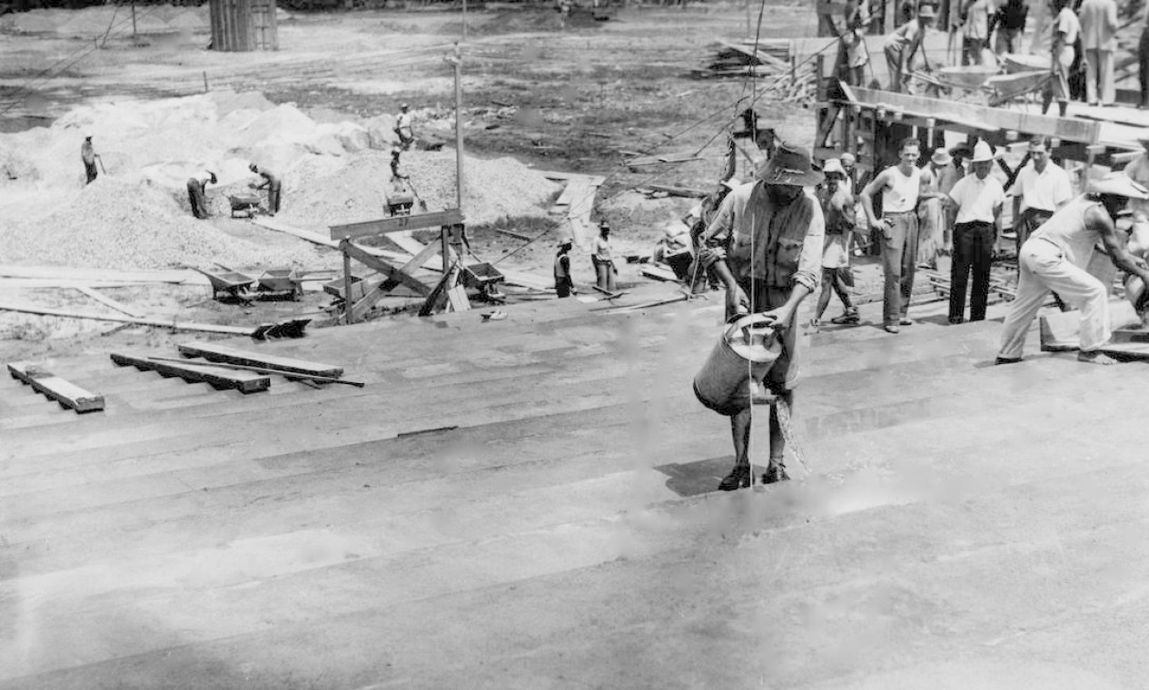 Operário molhando os degraus do estádio, em dezembro de 1948 Foto: Arquivo / Agência O Globo