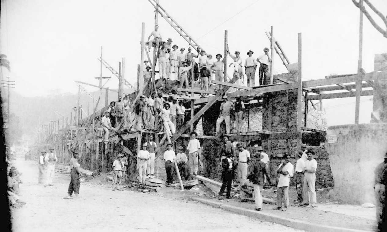 Operários durante a construção do Maracanã Foto: Divulgação