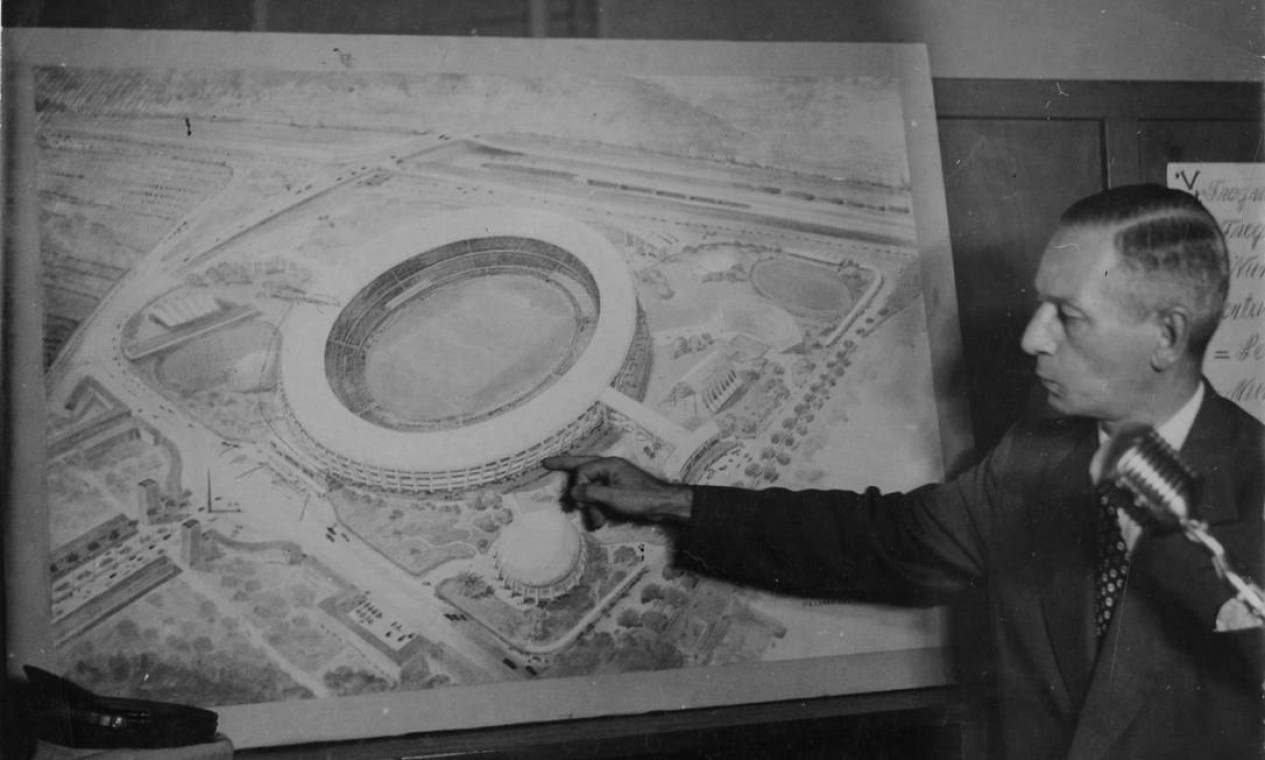 O coronel Herculano Gomes, presidente da Comissão Executiva do Estádio Municipal, mostra uma maquete, em março de 1948 Foto: Arquivo / Agência O Globo