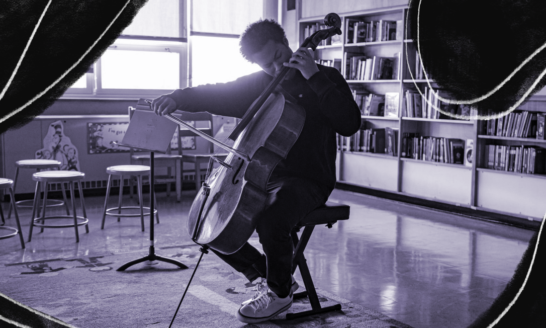 Sheku Kanneh-Mason ensaia antes de tocar para um grupo de estudantes em Baltimore, nos EUA, em janeiro Foto: Greg Kahn/New York Times