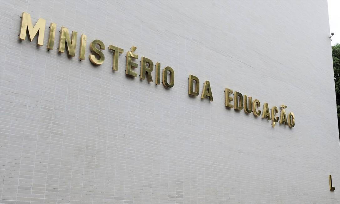 Presidente nomeia bolsonaristas e olavistas para Conselho Nacional de Educação