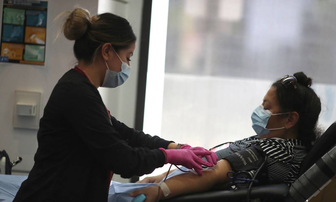 Mulher doa sangue em Los Angeles, Estados Unidos Foto: LUCY NICHOLSON / REUTERS