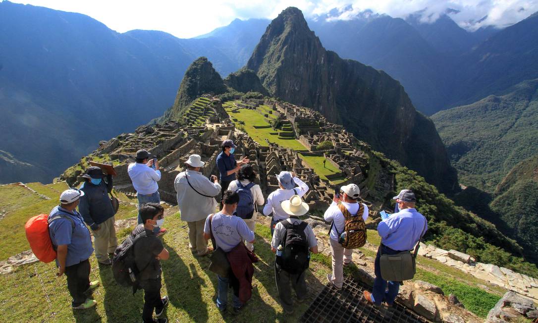 Membros de uma comissão técnica, liderada pelo governador de Cusco, Jean Paul Benavente, visitam as ruínas de Machu Picchu, no Peru, que reabrirão para os turistas em 1º de julho Foto: Percy Hurtado / AFP