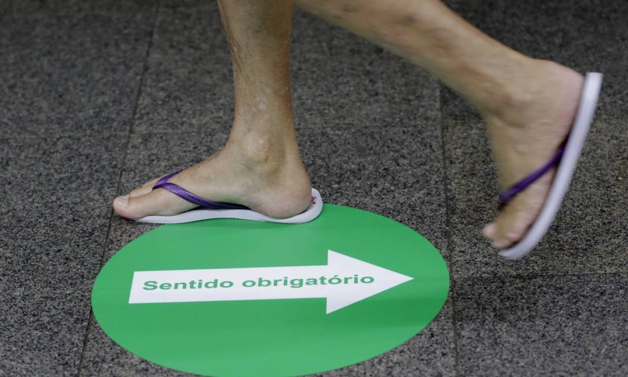 Contramão: marcações no chão tentavam organizar o fluxo de pessoas, o que não era respeitado Foto: Luiza Moraes / Agência O Globo