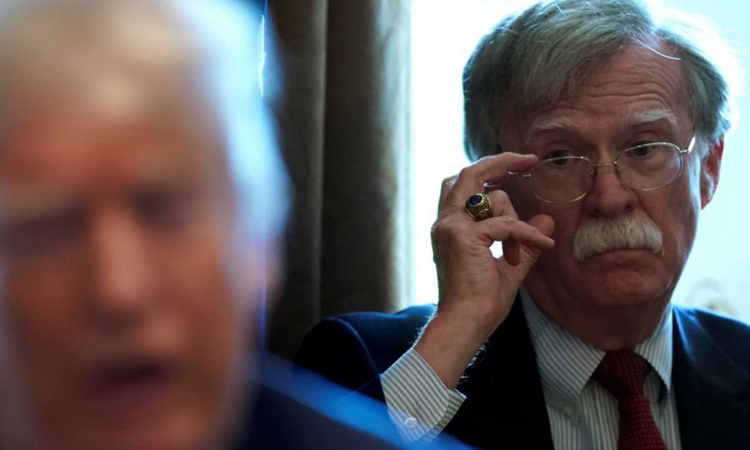 Donald Trump, com John Bolton ao fundo: ex-conselheiro de Segurança Nacional lançou livro explosivo Foto: KEVIN LAMARQUE / Reuters 18-4-18