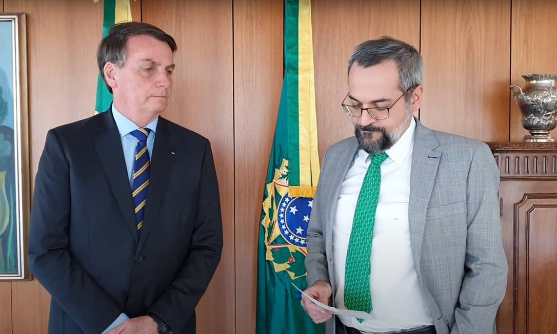 Ao lado do presidente Jair Bolsonaro, Abraham Weintraub anuncia saída do Ministério da Educação Foto: Reprodução