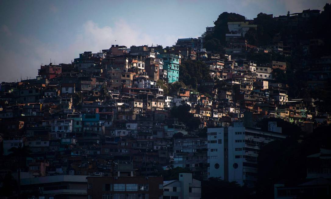 Vista da favela do Vidigal Foto: Mauro Pimentel em 2-6-2020 / AFP