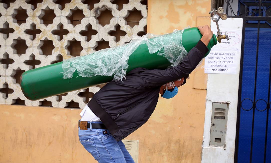 Peruanos têm comprado tanques de oxigênio no mercado ilegal para enfrentar a pandemia Foto: Getty Images