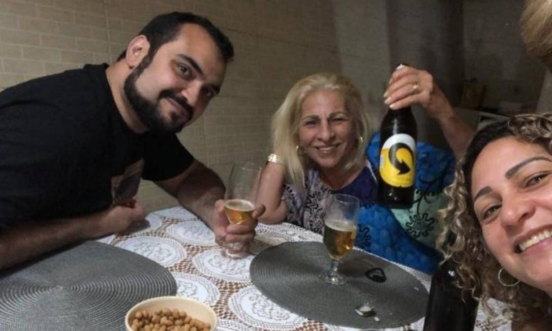 Encontro entre o advogado Luis Gustavo Botto Maia, a mãe do miliciano Adriano (com a garrafa de cerveja na mão) e a mulher de Queiroz Foto: Reprodução
