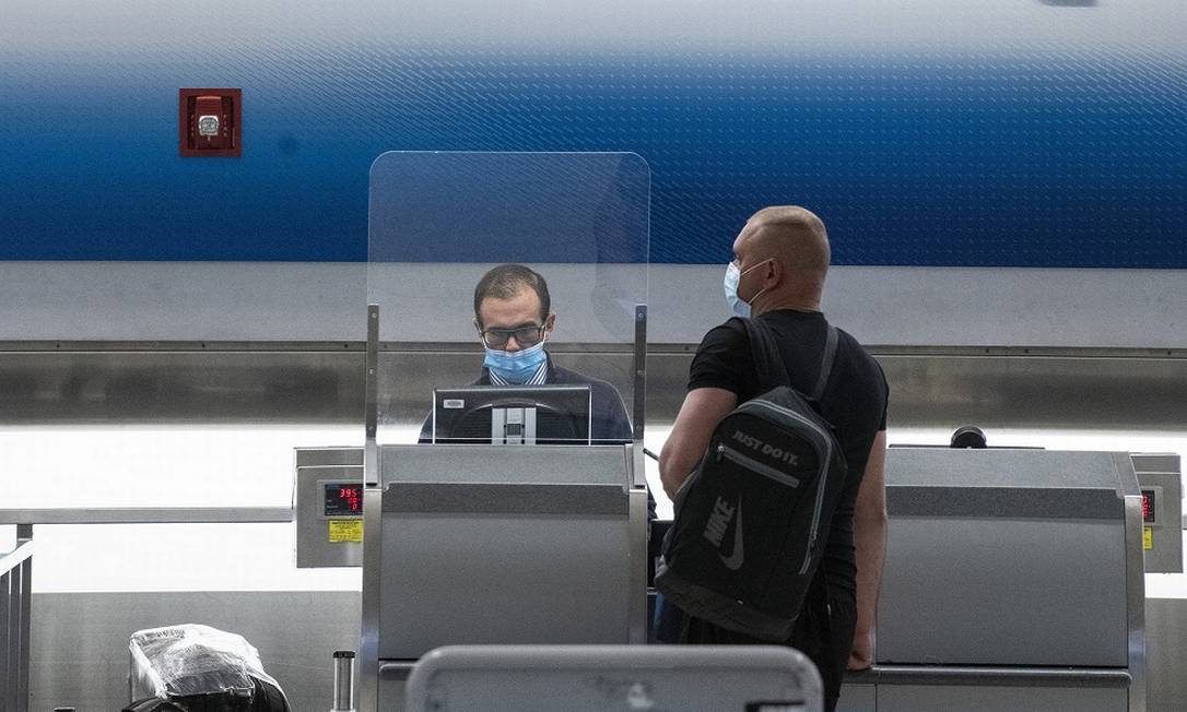 Passageiro faz check-in no aeroporto internacional de Miami, um dos destinos nos Estados Unidos que mais têm recebido turistas no pós-quarentena Foto: Josh Ritchie / The New York Times