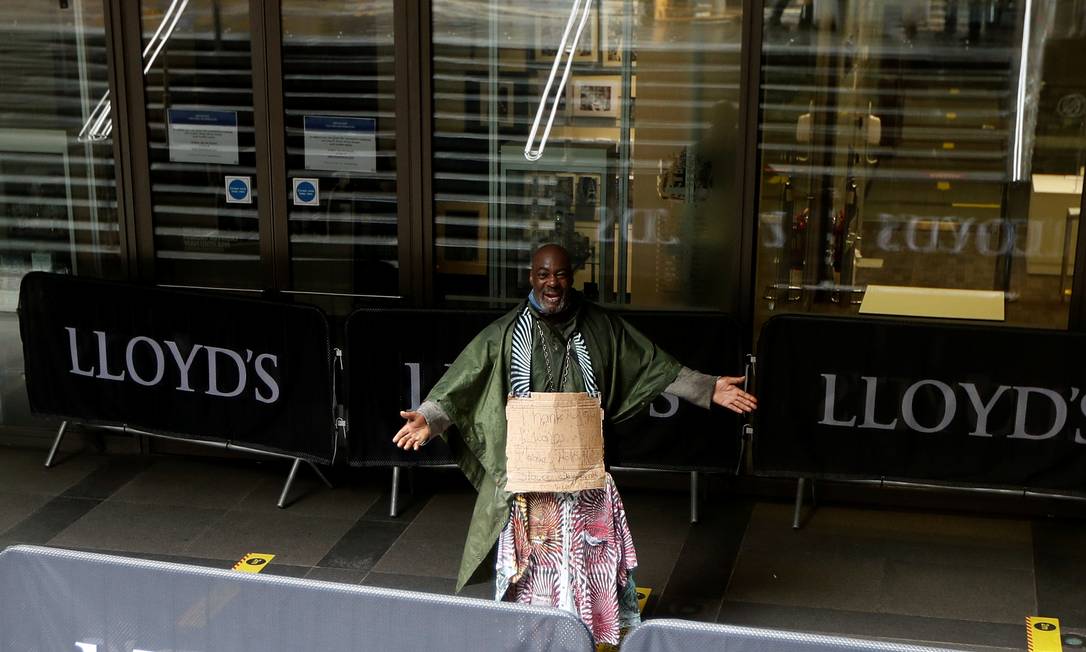O manifestante Clapper Priest protesta na recepção do prédio do Lloyd's, em Londres Foto: PETER NICHOLLS / REUTERS/18-06-2020
