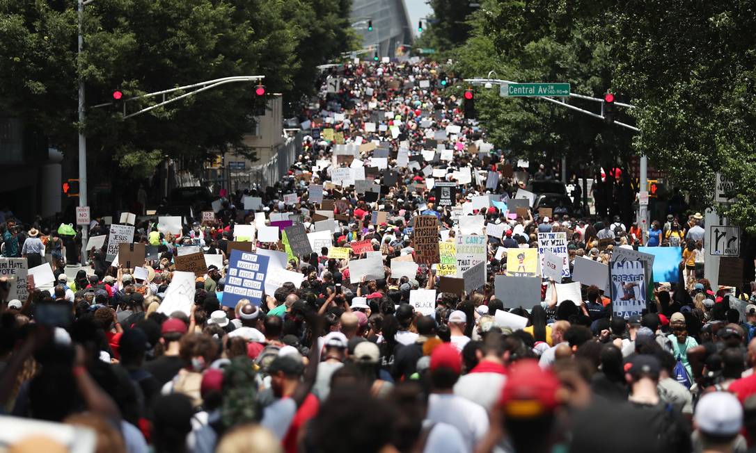 Milhares de pessoas marcham pelo Juneteenth,  também conhecido como Dia da Emancipação, em Atlanta nos EUA Foto: JOE RAEDLE / AFP