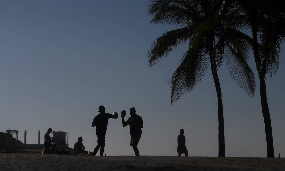 Pessoas se exercitam no primeiro dia de praias reabertas para esportes individuais, na praia de Ipanema, no Rio de Janeiro, Brasil Foto: PILAR OLIVARES / REUTERS