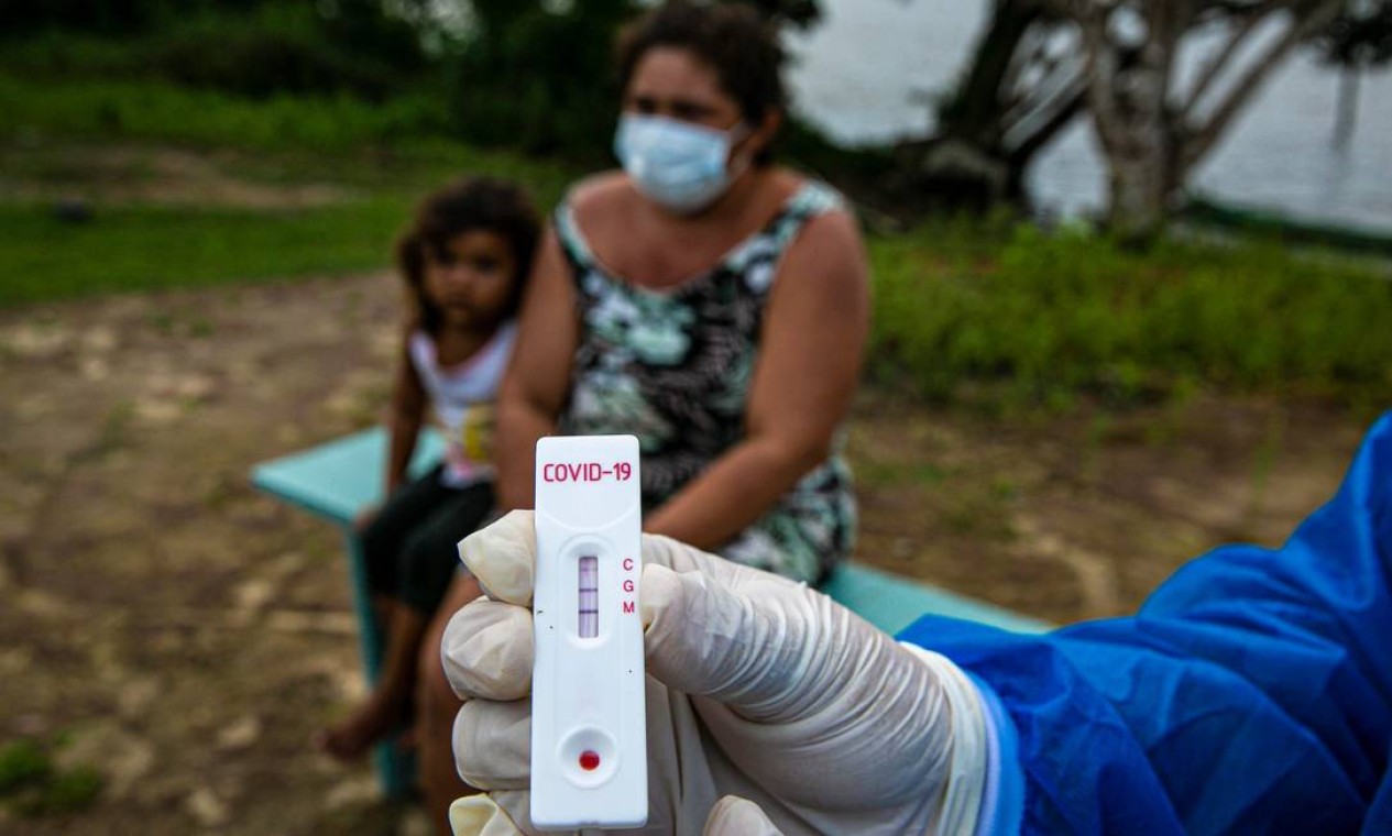 Um agente de saúde mostra um teste Covid-19 na comunidade ribeirinha de Roli Madeira Foto: TARSO SARRAF / AFP
