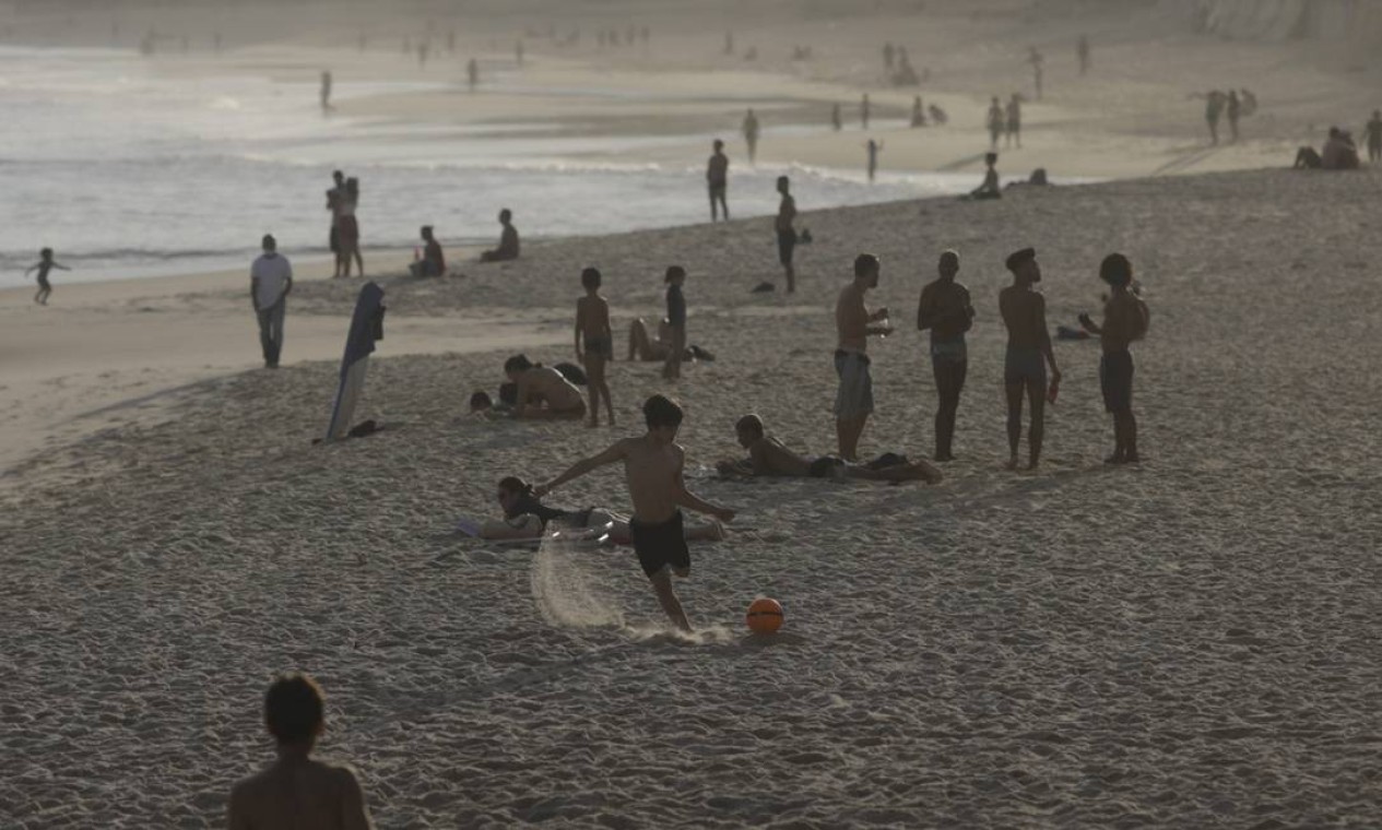Pessoas desfrutam de tarde de sol na praia de Arpoador mesmo diante da proibição da permanência na areia das praias da cidade do Rio em meio ao surto de Covid-19 Foto: RICARDO MORAES / REUTERS