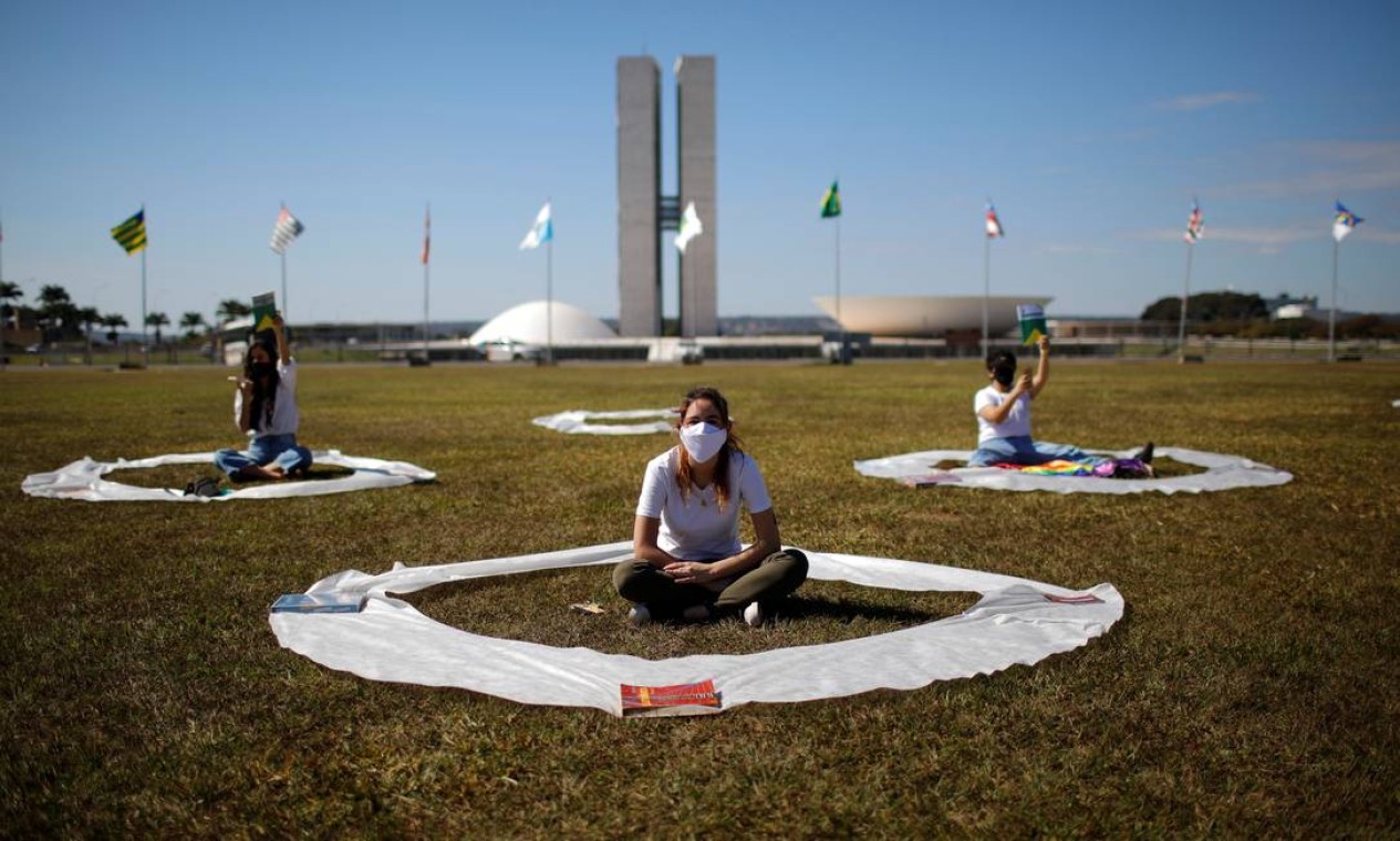 Manifestantes participam de um protesto contra o presidente Jair Bolsonaro, enquanto mantêm distância social em frente ao Congresso Nacional, em Brasília Foto: ADRIANO MACHADO / REUTERS