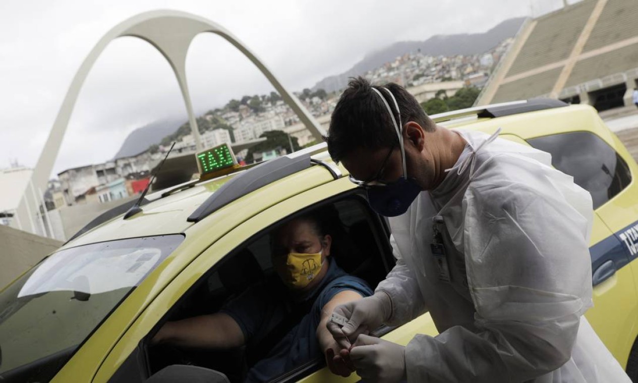 Profissionais de saúde realizam testes para COVID-19 em taxistas no sistema drive-thru no Sambódromo do Rio de Janeiro Foto: RICARDO MORAES / REUTERS