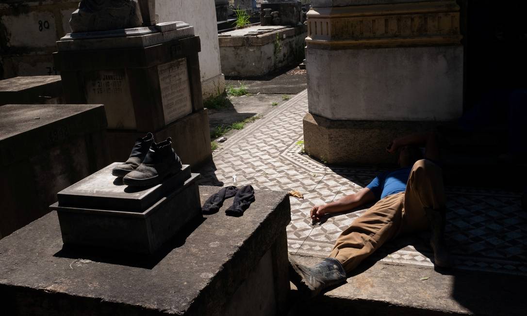 Um coveiro descansa no cemitério São Francisco Xavier, no Rio de Janeiro, durante o surto de coronavírus Foto: IAN CHEIBUB / REUTERS