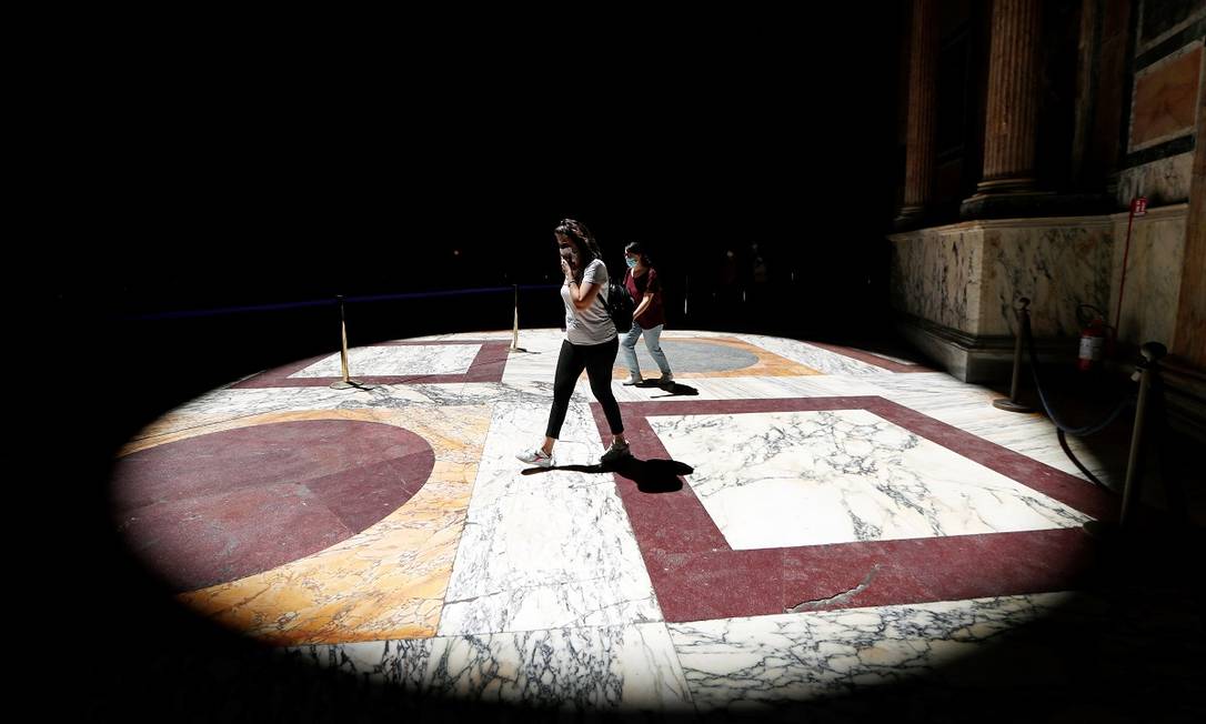 Usando máscaras, visitantes percorrem o interior do Panteão em Roma Foto: Yara Nardi / Reuters