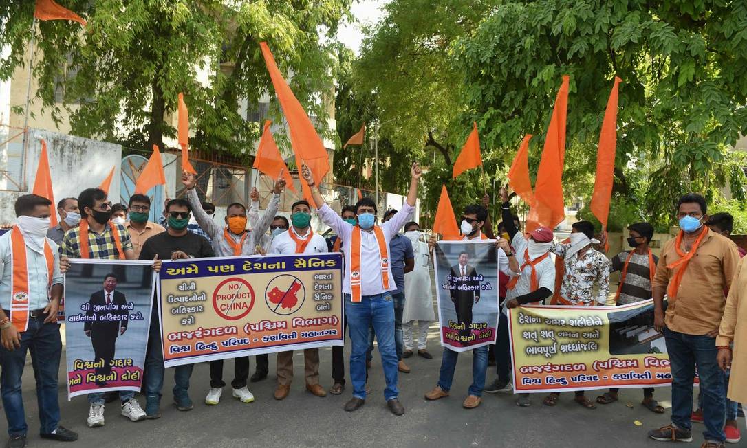 Integrantes de uma organização indiana gritam slogans durante uma manifestação contra a China, em Ahmedabad Foto: SAM PANTHAKY / AFP