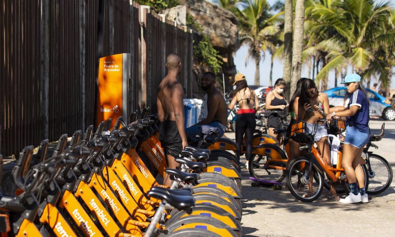 Usuários retiram bicicleta de uso compartilhado na praida do Arpoador, em Ipanema, Zona Sul do Rio Foto: Leo Martins / Agência O Globo