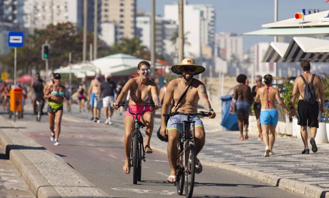 Ciclistas em Ipanema pedalam na ciclovia sem usar máscara, apesar de ser obrigatório. O calçadão ficou movimentado neste sábado Foto: Leo Martins / Agência O Globo