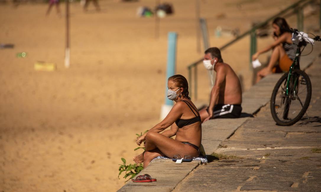 Cariocas na Praia Vermelha em domingo de sol: exercícios e esportes ao ar livre inspiram mais segurança Foto: BRENNO CARVALHO / Agência O Globo
