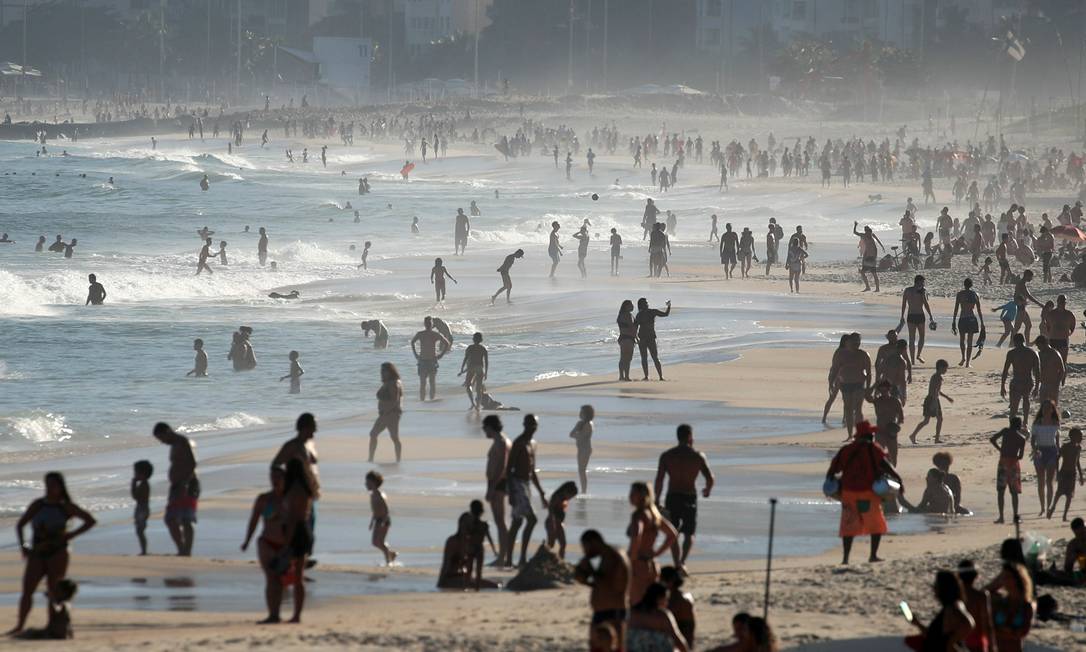 Pessoas se aglomeram na praia de Ipanema, na Zona Sul do Rio, a despeito das medidas de isolamento social no último domingo (21) Foto: RICARDO MORAES / REUTERS