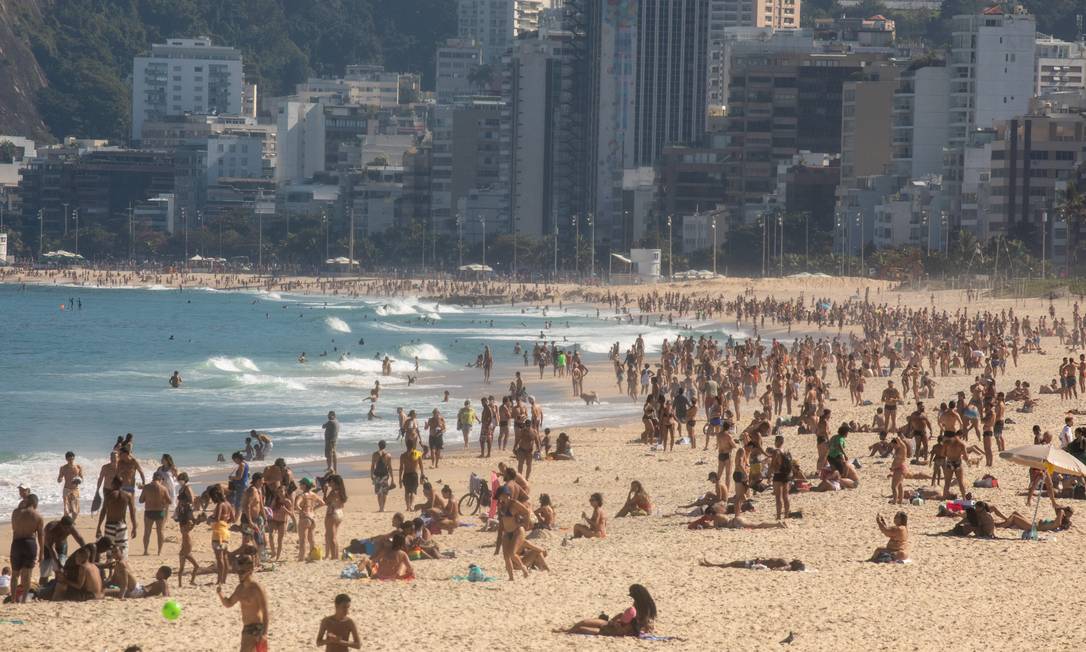 Praia de Ipanema lotada no último domingo (21); cariocas desrespeitaram orientações de isolamento social Foto: BRENNO CARVALHO / Agência O Globo