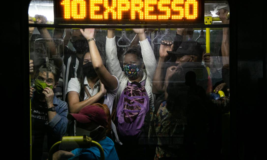 Flagra de um dos ônibus do BRT lotado no início do mês Foto: Hermes de Paula / Agência O Globo