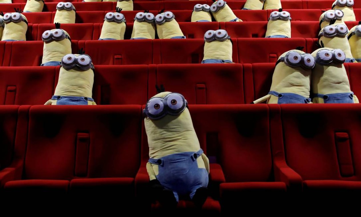 Brinquedos dos personagens Minions são vistos em cadeiras de cinema para manter o distanciamento social entre os espectadores no cinema MK2, em Paris, onde as salas estão sendo reabertas ao público, em 22 de junho Foto: BENOIT TESSIER / REUTERS
