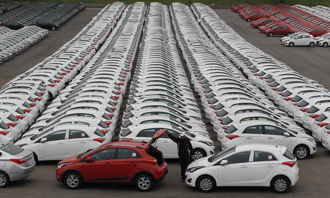 Estoques de carros aumentaram com queda na demanda durante a crise Foto: Marcos Alves / Agência O Globo